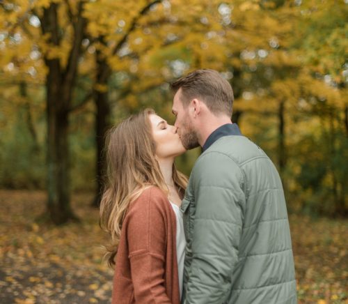 Crisp & Colorful Settler's Ridge Pittsburgh Engagement Session. For more engagement ideas, visit burghbrides.com!
