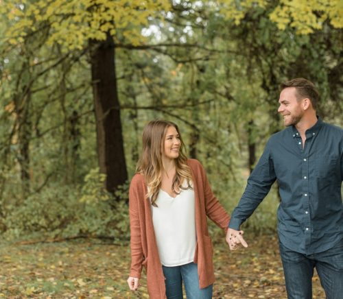 Crisp & Colorful Settler's Ridge Pittsburgh Engagement Session. For more engagement ideas, visit burghbrides.com!