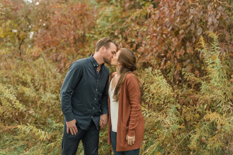 Crisp & Colorful Settler's Ridge Pittsburgh Engagement Session. For more engagement ideas, visit burghbrides.com!
