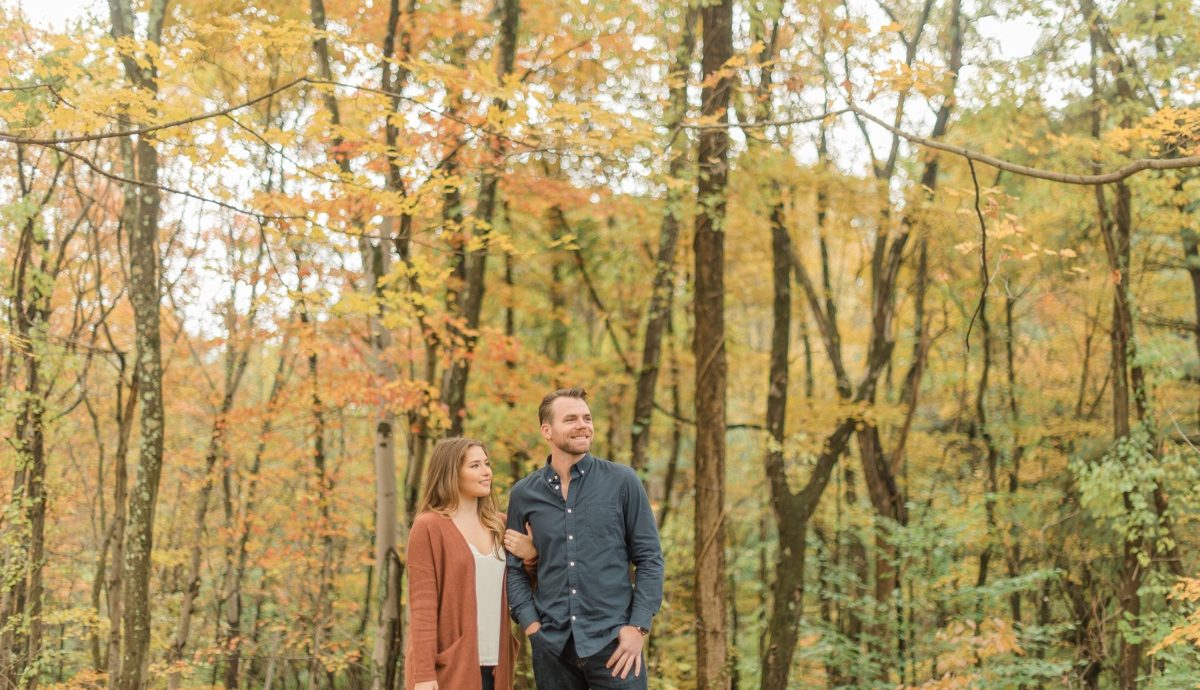 Crisp & Colorful Settler's Ridge Pittsburgh Engagement Session. For more engagement ideas, visit burghbrides.com!
