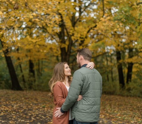 Crisp & Colorful Settler's Ridge Pittsburgh Engagement Session. For more engagement ideas, visit burghbrides.com!