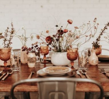 Modern Earth Tones Wedding Inspiration. For more wedding color ideas, visit burghbrides.com!