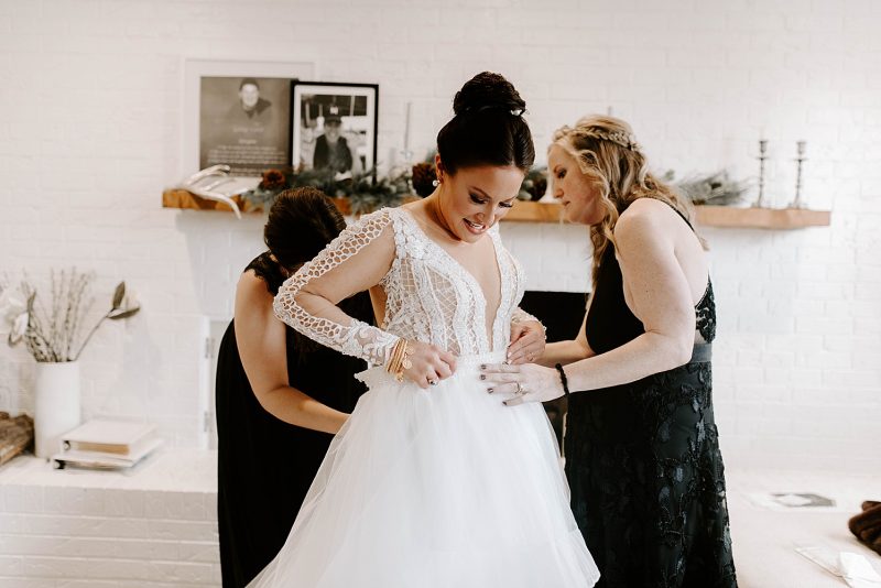 Meaningful Black & Gold Wedding at the Crowne Plaza Pittsburgh South. For more Pittsburgh wedding ideas, visit burghbrides.com!