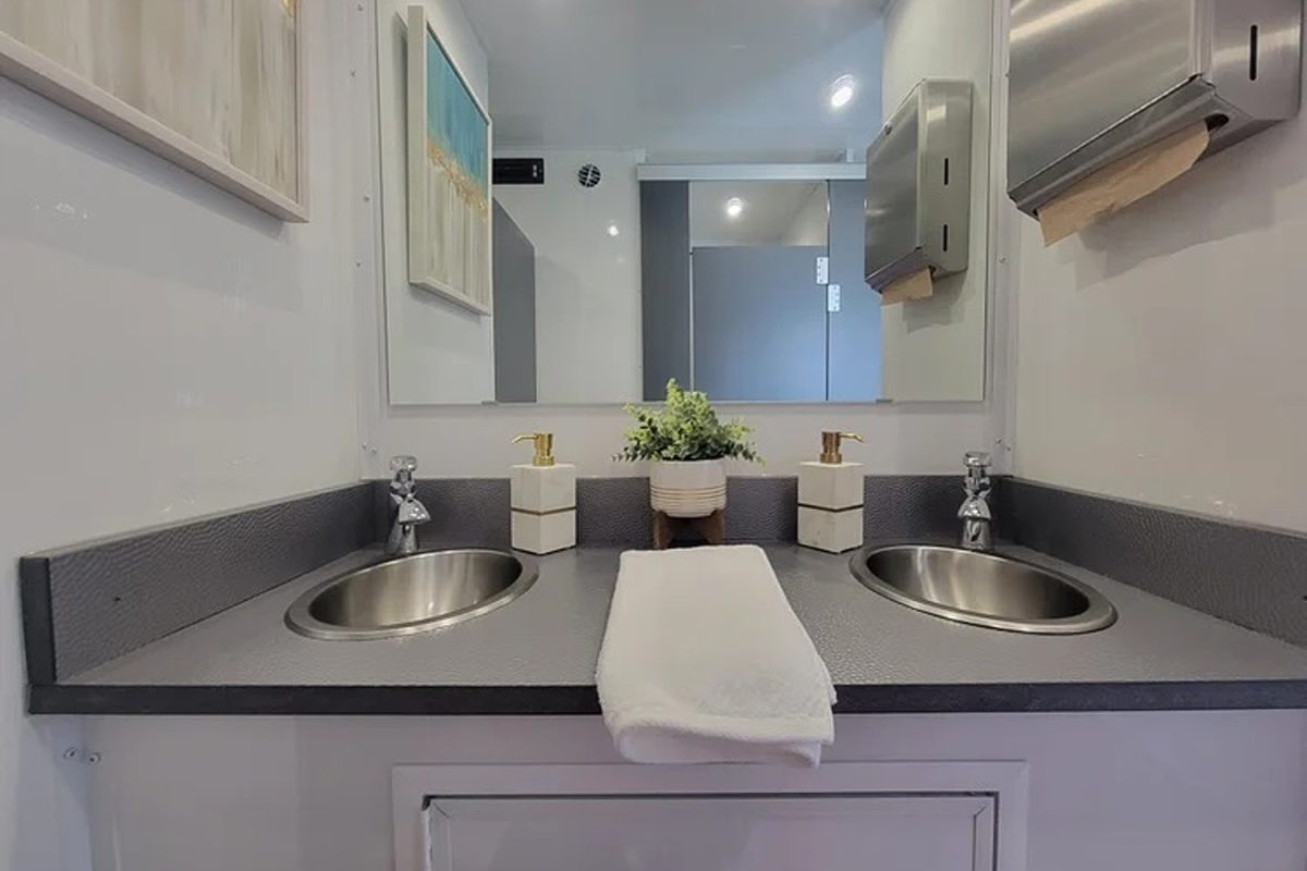 Throne Rentals | Pittsburgh Luxury Bathroom Trailers | Burgh Brides