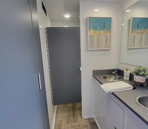 Throne Rentals | Pittsburgh Luxury Bathroom Trailers | Burgh Brides