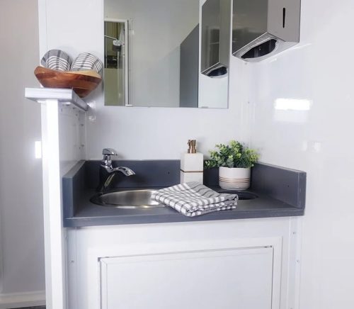 Throne Rentals | Pittsburgh Luxury Bathroom Trailers | Burgh Brides